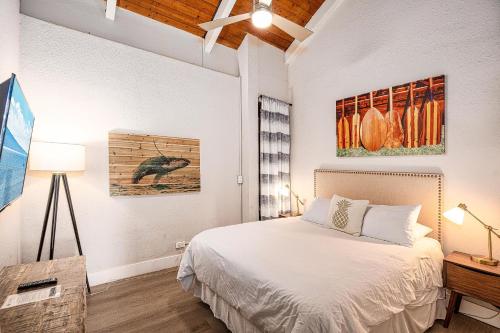 En eller flere senge i et værelse på Maalaea Banyans 411