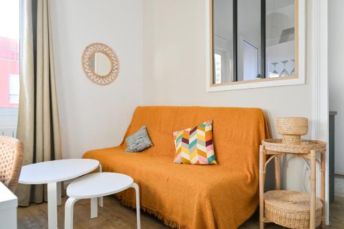 un salon avec un canapé et une table dans l'établissement Le petit havrais, au Havre