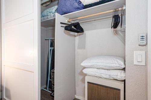 En eller flere senge i et værelse på Maalaea Banyans 411