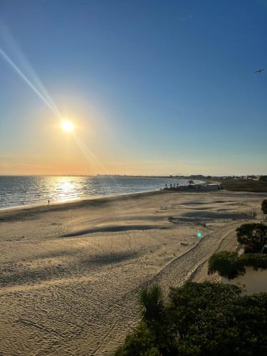 - une plage au soleil se levant au-dessus de l'océan dans l'établissement Le Grau du Roi appartement première ligne en face de la mer, au Grau-du-Roi