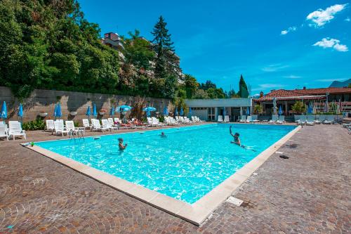 een groep mensen die in een zwembad spelen bij Residenz La Selva in Ghiffa