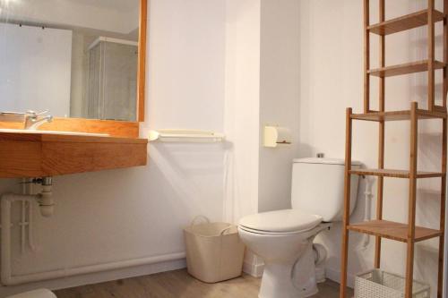 une salle de bain avec toilettes, lavabo et miroir dans l'établissement Studio LA ROCHELLE - LR100-521, à La Rochelle