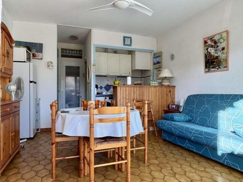 une cuisine et un salon avec une table et un canapé dans l'établissement Studio cabine 4 couchages, terrasse et barbecue, proche plages et commerces - Argelès-sur-Mer - FR-1-225-114, à Argelès-sur-Mer