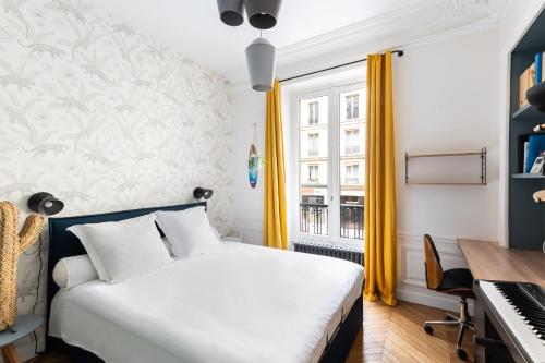- une chambre avec un lit, un bureau et un clavier dans l'établissement Magnifique appartement 135m2 Jardin du Luxembourg, à Paris