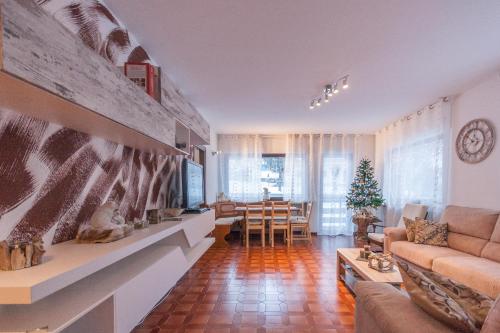 a living room with a couch and a table at Condominio Val Biois in Falcade