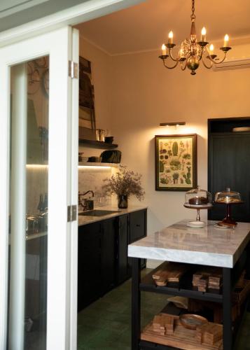 a kitchen with a counter and a table at Atemporal by Andean in Lima