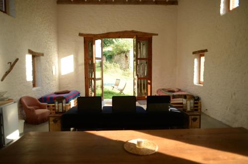 un salon avec un canapé et une table dans l'établissement Les Bories - Loft in nature, à Urval