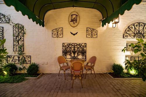 a patio with chairs and a table in a building at Hotel Marcos Gamero in Talca