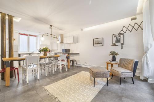 une cuisine et un salon avec une table et des chaises dans l'établissement Bahia, à Paris