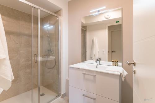 une salle de bain avec un lavabo et une douche dans l'établissement Lagrange Vacances Le Cristal de Piau, à Aragnouet