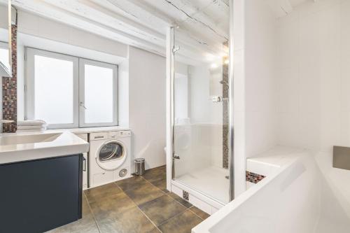 une salle de bain blanche avec une machine à laver et un lavabo dans l'établissement Bahia, à Paris