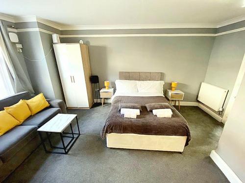 a bedroom with a bed and a couch at S Gravesend 1 Bed Flat 2 Min Walk STN-Town Centre in Gravesend