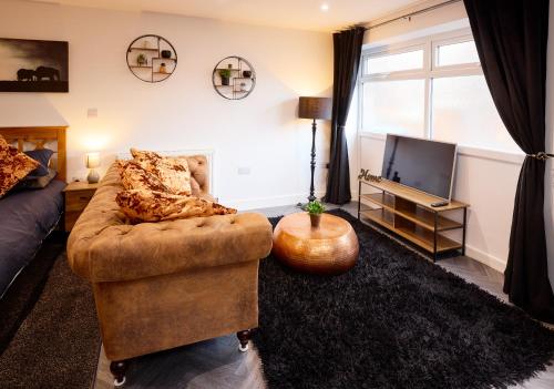 Televisyen dan/atau pusat hiburan di A Stylish & Welcoming Apartment