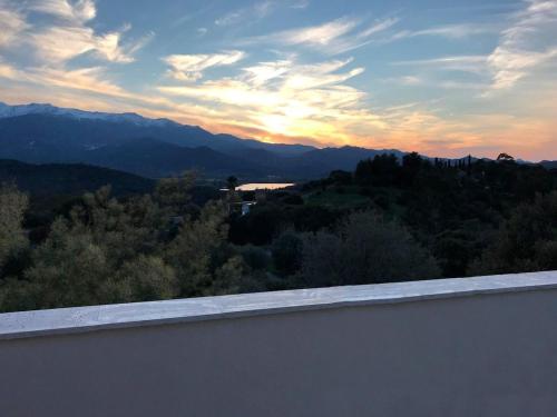- un balcon offrant une vue sur les montagnes dans l'établissement Villa de standing Vista - Piscine - Vue Lac de Padula, à Oletta