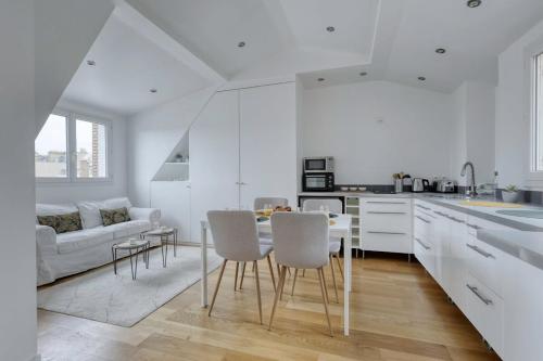 une cuisine et un salon avec une table et des chaises dans l'établissement Classy, New & Large Designed Studio - Paris 16, à Paris