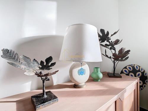 une lampe sur une table avec deux plantes sur elle dans l'établissement 1 2 3 Soleil, Piscine, Lac, 5 chambres, 12 pers, à Saint-Pierre