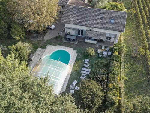 une vue aérienne d'une maison avec piscine dans l'établissement Les Vignes, à Saint-Magne-de-Castillon