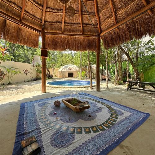 - un espace extérieur avec un grand tapis au sol dans l'établissement Kuun Taak Tulum, à Tulum