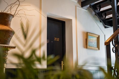 a black door with the on the side of a building at Hotel Marcos Gamero in Talca
