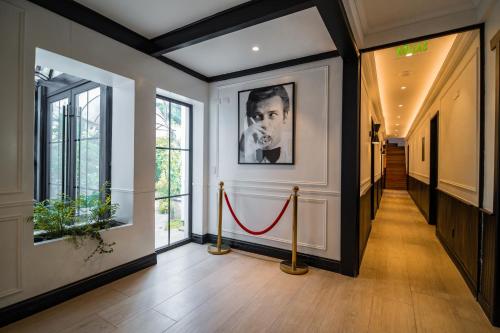 a hallway with a picture of a man on the wall at Hotel Marcos Gamero in Talca