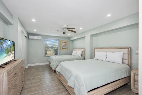 Ένα ή περισσότερα κρεβάτια σε δωμάτιο στο Bayview Sunset Getaway A by Sun Palace Vacations