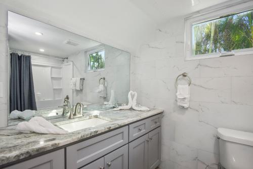 Ένα μπάνιο στο Bayview Sunset Getaway A by Sun Palace Vacations