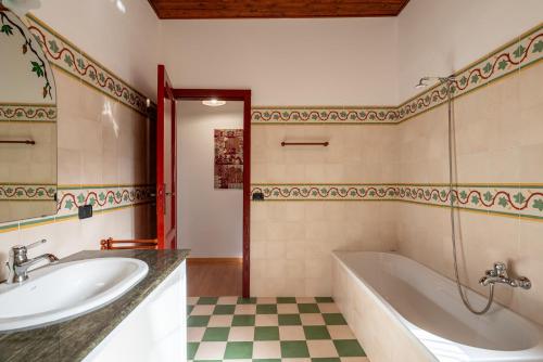 une salle de bain avec une baignoire et un lavabo dans l'établissement Villa di Campagna con accesso alla Spiaggia, à Capo dʼOrlando