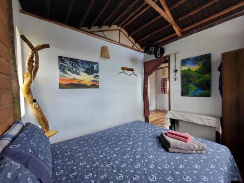 a bedroom with a blue bed in a room at Chalet Ecológico Pantoja in Alto Paraíso de Goiás