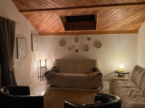 - un salon avec un canapé et un plafond en bois dans l'établissement La Zia, à Aiguilles