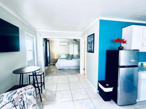 Una cama o camas en una habitación de Playa Esmeralda Inn Unit #1
