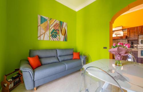 Una sala de estar con un sofá y una mesa de cristal. en Casa Preziosa, en Sorrento