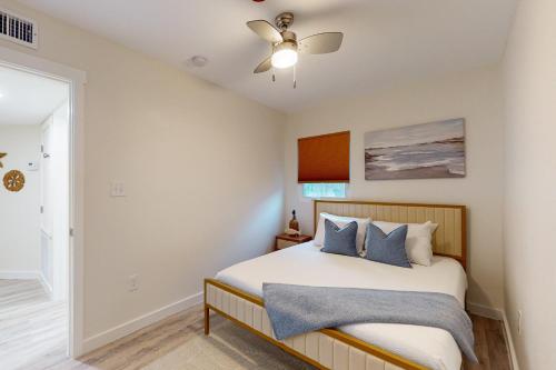 Postel nebo postele na pokoji v ubytování The Beach Suite #1