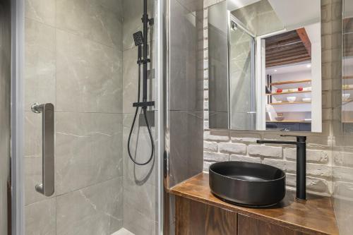 un baño con lavabo y ducha en Ghost, en París