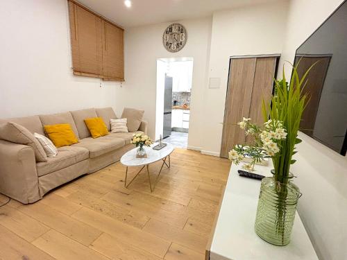 un salon avec un canapé et une table dans l'établissement L'appartement Murat, à Paris