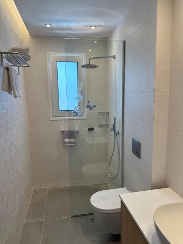 Ένα μπάνιο στο Executive Two Bedroom Suite