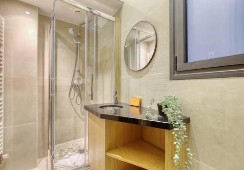 une salle de bain avec un lavabo et une douche dans l'établissement Cosy 2 Rooms Flat - Chic 16th district - Mid-term, à Paris