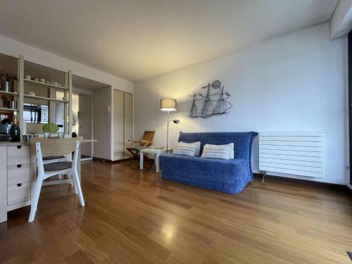 un salon avec un canapé bleu et une table dans l'établissement Appt 2 pièces LA ROCHELLE - LR090-D112, à La Rochelle