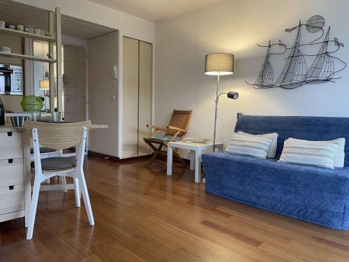 un salon avec un canapé bleu et une table dans l'établissement Appt 2 pièces LA ROCHELLE - LR090-D112, à La Rochelle