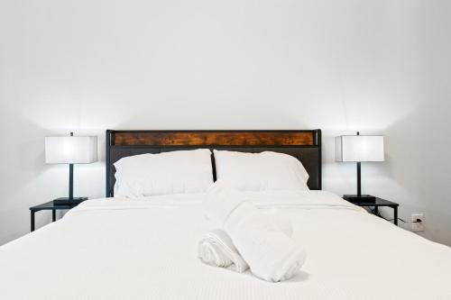Cama ou camas em um quarto em 2-House Retreat for Big Groups-Fire Pit-Pets OK