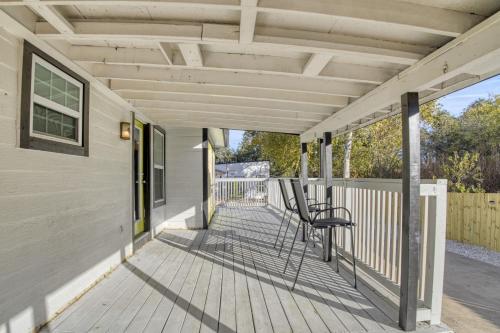 Uma varanda ou terraço em 2-House Retreat for Big Groups-Fire Pit-Pets OK