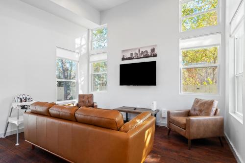 Uma TV ou centro de entretenimento em 2-House Retreat for Big Groups-Fire Pit-Pets OK