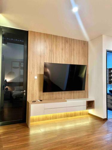 TV a/nebo společenská místnost v ubytování SAY Home - Cozy 3BR Home in South Jakarta