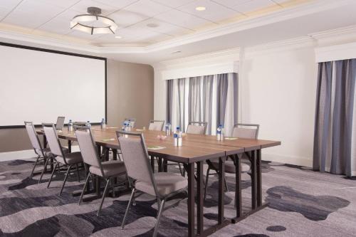 a conference room with a long table and chairs at Courtyard Charleston Waterfront in Charleston