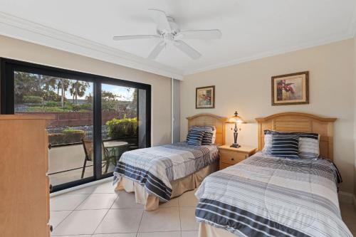 End Unit -First Floor and Close to The Lobby房間的床