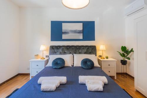 Una cama o camas en una habitación de 6min to Cascata di Nesso- Private Parking