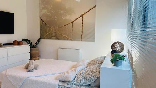 une chambre avec un lit et une télévision sur un mur dans l'établissement Mer & Nature - Le Ponant, à La Grande Motte