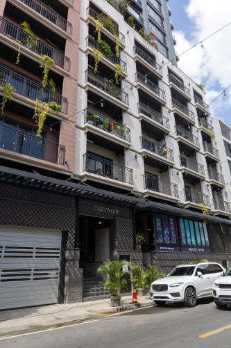 a tall building with cars parked in front of it at Cozy Apartment Pool Coworking in Panama City