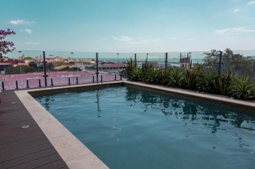 a swimming pool on the roof of a building at Cozy Apartment Pool Coworking in Panama City