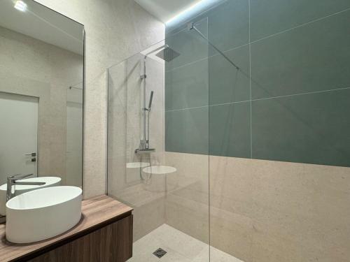 une salle de bain avec un lavabo et une douche en verre dans l'établissement Appartement Centre Cannes, à Cannes