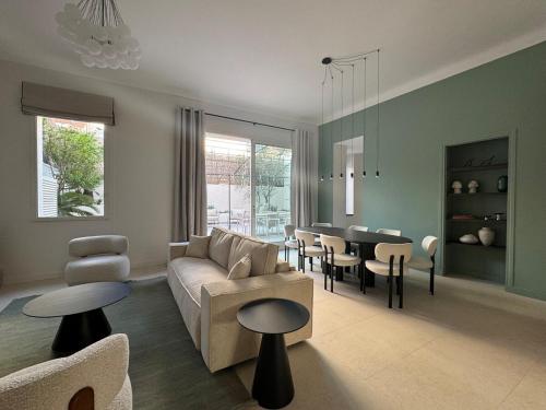 un salon avec un canapé et une table dans l'établissement Appartement Centre Cannes, à Cannes